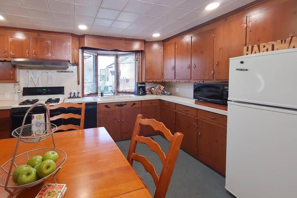 Huge Historic, W/Large Yard & Close To Beach مانيستي المظهر الخارجي الصورة