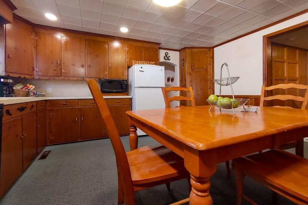 Huge Historic, W/Large Yard & Close To Beach مانيستي المظهر الخارجي الصورة