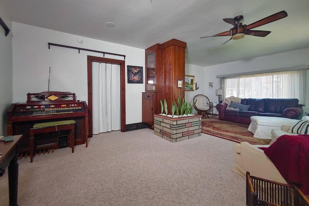 Huge Historic, W/Large Yard & Close To Beach مانيستي المظهر الخارجي الصورة