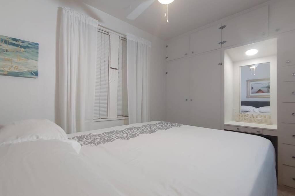 Huge Historic, W/Large Yard & Close To Beach مانيستي المظهر الخارجي الصورة