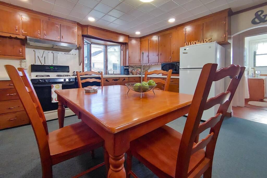 Huge Historic, W/Large Yard & Close To Beach مانيستي المظهر الخارجي الصورة